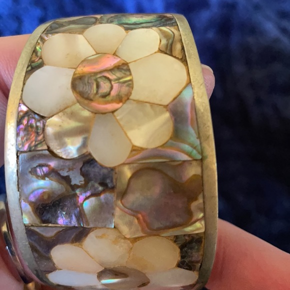 Vintage gold-tone metal and abalone cuff bracelet - Picture 2 of 3